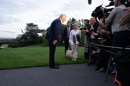 El presidente Trump conversando con los medios de comunicación en los jardines de la Casa Blanca.