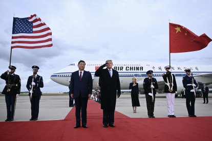 El presidente de Estados Unidos, Donald Trump, saluda al presidente chino, Xi Jinping, a su llegada a la Base Conjunta Andrews, en Maryland, el 23 de septiembre de 2026. Xi se encuentra de visita en Estados Unidos del 23 al 25 de septiembre.