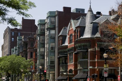 Edificios históricos de ladrillo bordean una calle en el barrio de Back Bay en Boston