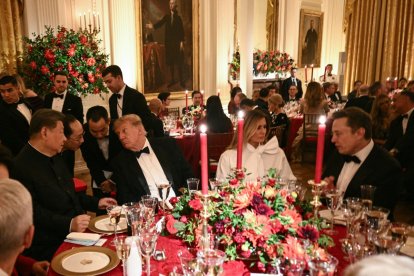 XI Jinping (I) y Donald Trump hablan durante la Cena de Estado