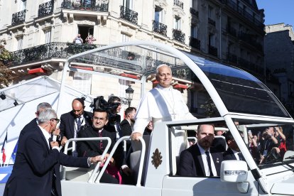 León XIV llega en su Papamóvil a la catedral de Notre-Dame en París