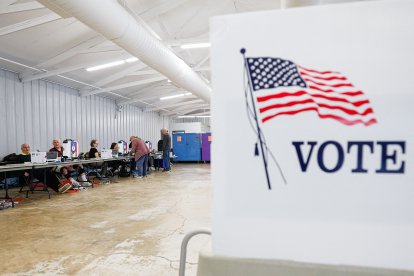 Personas acuden a votar en el segundo día de votación anticipada, antes de las elecciones de mitad de mandato, en Illinois.