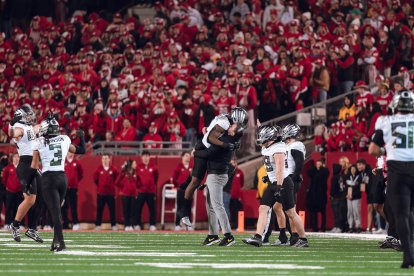 El entrenador jefe de Oregón, Dan Lanning, celebra con su equipo mientras los Oregon Ducks sentencian el partido con una intercepción en los últimos compases del cuarto cuarto contra los Wisconsin Badgers en el estadio Camp Randall de Madison, Wisconsin, el 16 de noviembre de 2024.