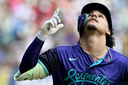 Nolan Arenado, número 28 de los Arizona Diamondbacks, celebra tras anotar una carrera durante el partido de la MLB World Tour Series de Ciudad de México entre los San Diego Padres y los Arizona Diamondbacks, disputado en el Estadio Alfredo Harp Helu de Ciudad de México el 25 de abril de 2026.