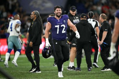 Andrew Vorhees sonríe tras ganar el partido de la NFL frente a los Dallas Cowboys/ Mauro Pimentel