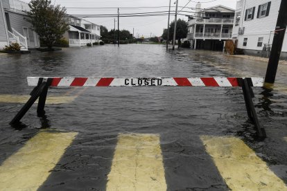Una carretera está cerrada tras fuertes lluvias e inundaciones en Ocean City, Nueva Jersey
