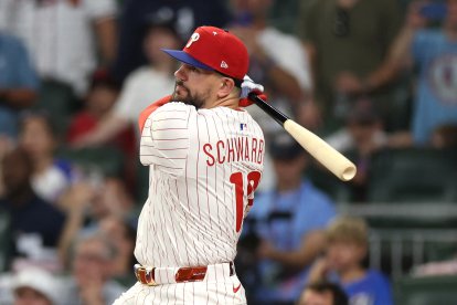Kyle Schwarber, de los Filis de Filadelfia de la Liga Nacional, batea un jonrón durante la prórroga del Partido de las Estrellas de la MLB, celebrado en el Truist Park de Atlanta, Georgia, el 15 de julio de 2025.