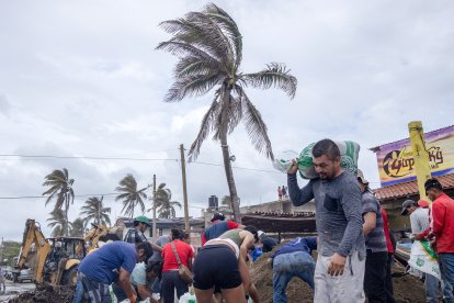 Los vecinos colocan sacos de arena como barrera protectora contra las fuertes olas generadas por el huracán Polo en Playa Azul, en Lázaro Cárdenas, estado de Michoacán (México), el 24 de septiembre de 2026. El huracán Polo alcanzó la categoría máxima el 22 de septiembre en el Pacífico mexicano; aunque no se prevé que toque tierra, sí se esperan fuertes lluvias. Polo pasó de la categoría 1 a la categoría 5 en la escala de Saffir-Simpson en menos de 24 horas.
