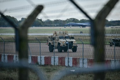 Un vehículo blindado (C) patrulla el interior de la base de la RAF en Fairford, al suroeste de Inglaterra, el 28 de septiembre de 2026, un día después de que la policía antiterrorista británica investigara un incidente «grave» cerca de la base. Agentes armados detuvieron a un grupo de cinco hombres en las primeras horas de la madrugada tras recibir una llamada a los servicios de emergencia sobre tres «vehículos sospechosos que parecían dirigirse hacia la base aérea», según informó la Policía Metropolitana de Londres en un comunicado.