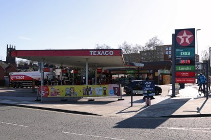 Una gasolinera Texaco en Derby, Inglaterra