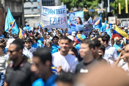 Venezolanos protestando en las calles de Caracas.