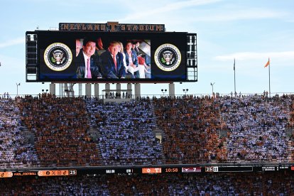 El presidente Donald Trump disfruta de un partido de fútbol americano universitario en Knoxville, Tennessee, el 26 de septiembre de 2026.