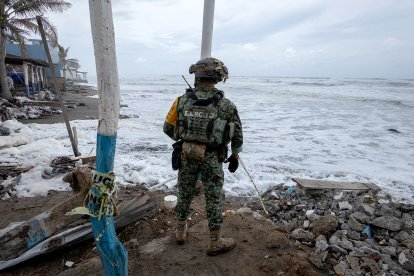 Un soldado del Ejército mexicano en la costa durante la emergencia provocada por el huracán Polo