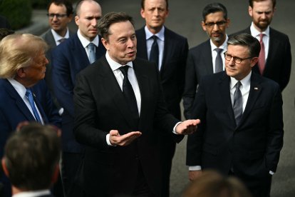 Elon Musk, junto al presidente Donald Trump, habla con la prensa este 29 de septiembre.