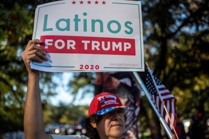 Un hombre sostiene un cartel de "Latinos por Trump" en una protesta tras la victoria de Joe Biden en las elecciones presidenciales de 2020, en Austin, Texas, el 7 de noviembre de 2020.