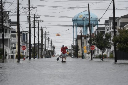 Una calle inundada tras fuertes lluvias en Sea Isle City, Nueva Jersey