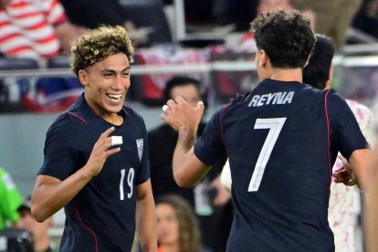 El delantero estadounidense n.º 19, Julian Hall (izquierda), celebra con su compañero, el centrocampista estadounidense n.º 07, Giovanni Reyna, tras marcar el segundo gol de su equipo durante el partido amistoso internacional de fútbol entre Estados Unidos y Chile, disputado en el Energizer Park de San Luis, Misuri, el 29 de septiembre de 2026.