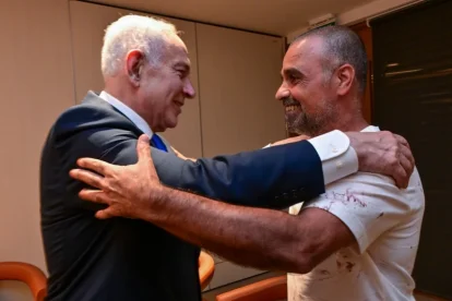 El primer ministro israelí, Benjamin Netanyahu, da la bienvenida a Yaniv Hayun, uno de los pasajeros israelíes que ayudó a reducir al presunto atacante a bordo del vuelo FZ1073 de flydubai, en el Aeropuerto Internacional Ben-Gurión, el 30 de septiembre de 2026.