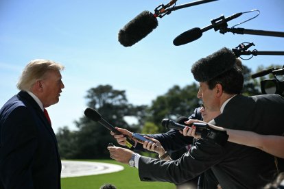 El presidente Trump hablando con la prensa, en la Casa Blanca, este 1 de octubre.