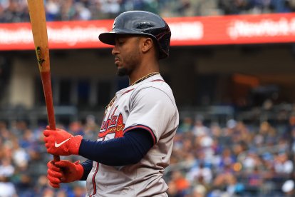 Ozzie Albies, el número 1 de los Atlanta Braves, espera su turno al bate durante la novena entrada de un partido de béisbol contra los New York Mets en el Citi Field de Corona, Nueva York, el 11 de mayo de 2024. (Foto de Gordon Donovan/NurPhoto) (Foto de Gordon Donovan / NurPhoto vía AFP)