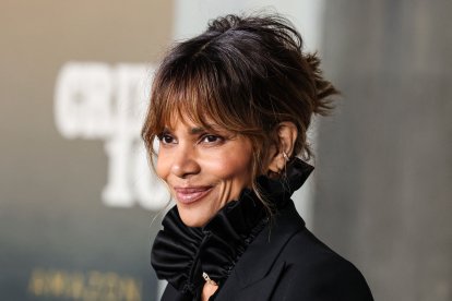 Halle Berry, luciendo un diseño de Gucci y Cartier, en el estreno mundial de «Crime 101»