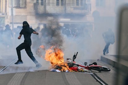 Un manifestante en Clermont-Ferrand, Francia