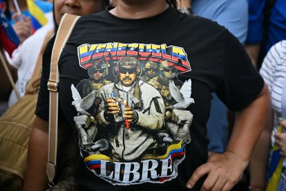 Una mujer luce una camiseta con la imagen del derrocado presidente venezolano Nicolás Maduro y la inscripción