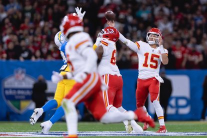 Patrick Mahomes, de los Kansas City Chiefs, durante un partido contra los Los Angeles Chargers en el estadio Arena Corinthians, en São Paulo (Brasil), correspondiente a la primera jornada de la NFL 2025.