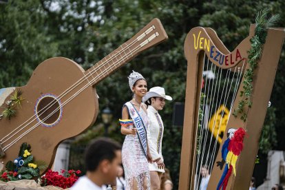 Una carroza venezolana durante un desfile por el Mes de la Herencia Hispana en Washington DC.