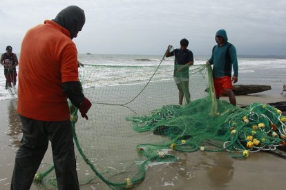 Los pescadores artesanales del Pacífico oriental sufren el impacto del calentamiento oceánico provocado por el fenómeno de El Niño