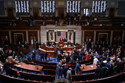 Los miembros del Congreso de EEUU votan el proyecto de ley fiscal del presidente Donald Trump en el pleno de la Cámara de Representantes, en el Capitolio de EEUU, en Washington, D. C., el 3 de julio de 2025. El Congreso aprobó el «One Big Beautiful Bill», a pesar de las reservas existentes en su propio partido respecto a un texto que dispararía la deuda nacional y supondría un ataque histórico a la red de protección social.