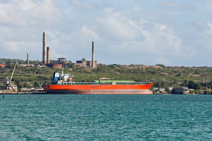 Un buque cisterna en la Base de Superpetroleros de la Zona Industrial del puerto de Matanzas, Cuba, el 30 de marzo de 2026.