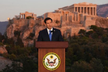 Marco Rubio, pronuncia un discurso en la colina de la Pnyx —donde los antiguos atenienses celebraban sus asambleas democráticas— con el antiguo templo del Partenón, situado en la Acrópolis, visible al fondo