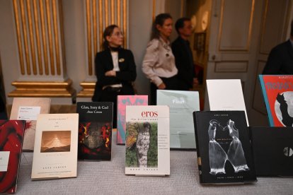 Ejemplares de libros de la autora canadiense Anne Carson se exhiben en la Academia Sueca en Estocolmo, Suecia