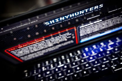 El logotipo del FBI y el sitio web Shinyhunters en la dark web, donde el grupo de hackers afirma haber hackeado al FBI (Ilustración)
