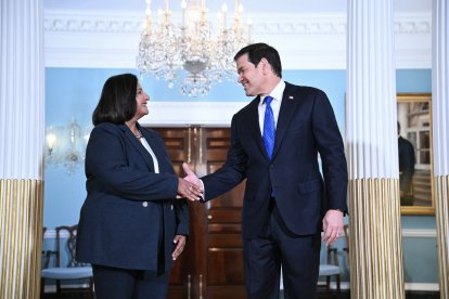 El secretario de Estado estadounidense, Marco Rubio, estrecha la mano de la líder de la oposición venezolana, Dinorah Figuera