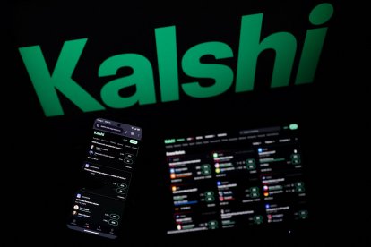 Esta fotografía muestra unas pantallas instaladas que exhiben el logotipo y la página de inicio de Kalshi