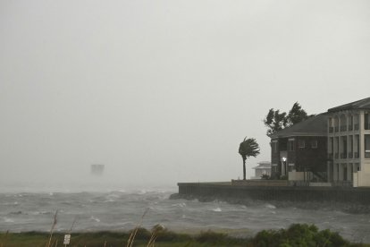 Una casa resulta dañada por el huracán Isaias en Pensacola, Florida/ RONALDO SCHEMIDT