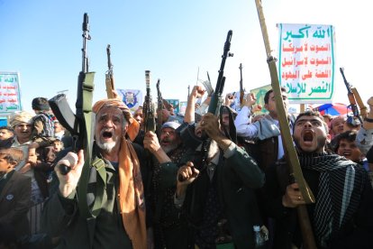 Partidarios de las autoridades hutíes exhiben sus armas durante una protesta contra la intervención saudí en Yemen