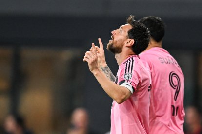 El delantero argentino del Inter Miami, Lionel Messi (n.º 10), celebra el tercer gol de su equipo durante un partido de la temporada regular de la Major League Soccer (MLS) entre el Inter Miami CF y el DC United, disputado en el Nu Stadium de Miami, Florida, el 10 de octubre de 2026.