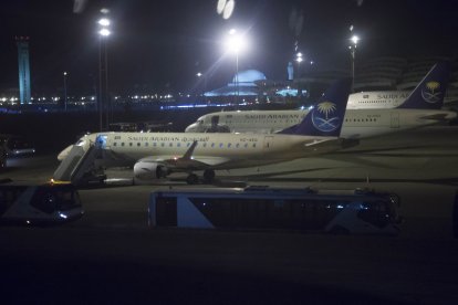Aeropuerto Internacional Rey Khalid de Riad. Un aeropuerto que registró más de 23 000 000 de pasajeros en 2016 y que es centro de operaciones de Saudia y Flynas. El aeropuerto cuenta con cinco terminales de pasajeros, tres de las cuales están operativas en la actualidad. Hay vuelos que conectan Arabia Saudí con Europa, América, Asia, Oriente Medio y África.