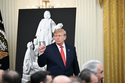 Donald Trump tras pronunciar un discurso en la celebración del Día de Colón