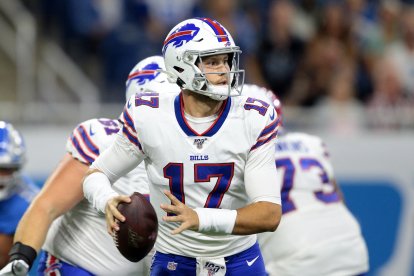 El quarterback de los Buffalo Bills, Josh Allen (17), busca un pase durante la primera parte de un partido de fútbol americano de la NFL contra los Detroit Lions en Detroit, Míchigan (EE. UU.), el viernes 23 de agosto de 2019.