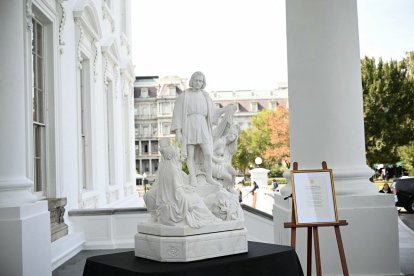 Una estatua de Cristóbal Colón antes de su traslado definitivo a la Casa Blanca