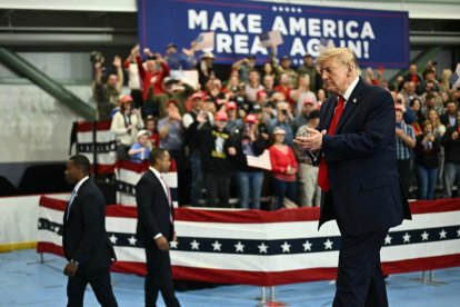 Donald Trump aplaude mientras abandona el escenario tras intervenir en un mitin de campaña en Alaska