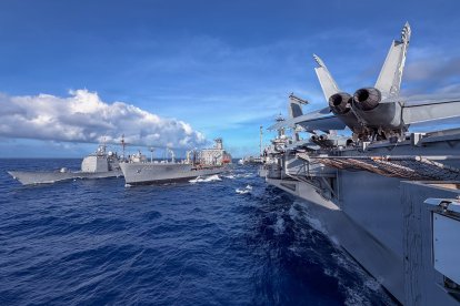 El portaaviones de la clase Nimitz USS Theodore Roosevelt (CVN 71) lleva a cabo una operación de reabastecimiento en el mar con el buque de reabastecimiento de la flota de la clase Henry J. Kaiser USNS Guadalupe (T-AO 200), en el centro, y el crucero lanzamisiles de la clase Ticonderoga USS Chosin (CG 65) en el océano Pacífico, durante el ejercicio «Rim of the Pacific 2026», el 12 de julio de 2026. Treinta países, 30 buques, cinco submarinos, 15 fuerzas terrestres nacionales, más de 190 aeronaves y más de 30 000 efectivos participan en el RIMPAC en las islas de Hawái y sus alrededores, del 24 de junio al 31 de julio. El RIMPAC, el mayor ejercicio marítimo internacional del mundo, ofrece una oportunidad de entrenamiento única, al tiempo que fomenta y mantiene las relaciones de cooperación entre los participantes, fundamentales para garantizar la seguridad de las rutas marítimas y la seguridad en los océanos del mundo. El RIMPAC 2026 es el trigésimo ejercicio de la serie que comenzó en 1