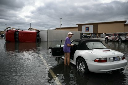 El estacionamiento inundado de un centro comercial en Tiger Point, Florida