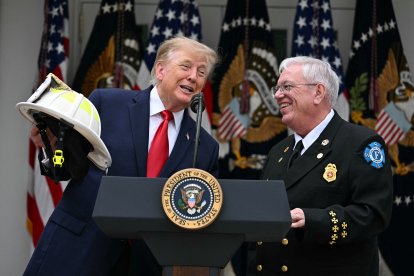 Donald Trump junto a Steve Hirsch en la Casa Blanca/ Jim WATSON