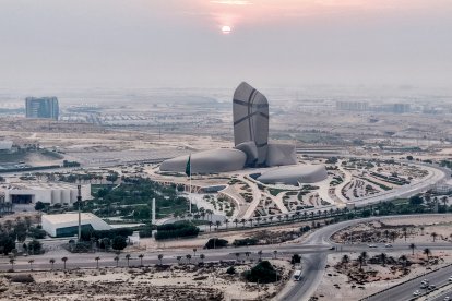 Esta vista aérea muestra la sede de la Compañía Petrolera de Arabia Saudita (Saudi Aramco) en Dhahran, al este de Arabia Saudí, el 14 de octubre de 2026. Los hutíes de Yemen afirmaron el 14 de octubre que habían atacado instalaciones pertenecientes a Saudi Aramco, después de que las autoridades saudíes informaran de un ataque contra un edificio situado en una zona donde se encuentra el centro de operaciones del gigante energético.