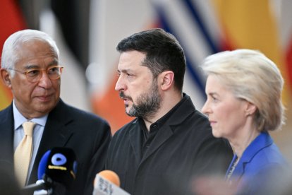 El presidente del CE, Antonio Costa; el presidente de Ucrania, V. Zelenski; y la presidente de la CE, Ursula von der Leyen